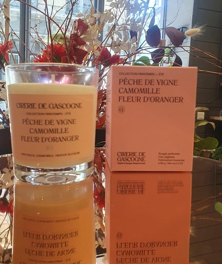 Bougie artisanale " Pêche de vigne Camomille Fleur d'oranger " 180g